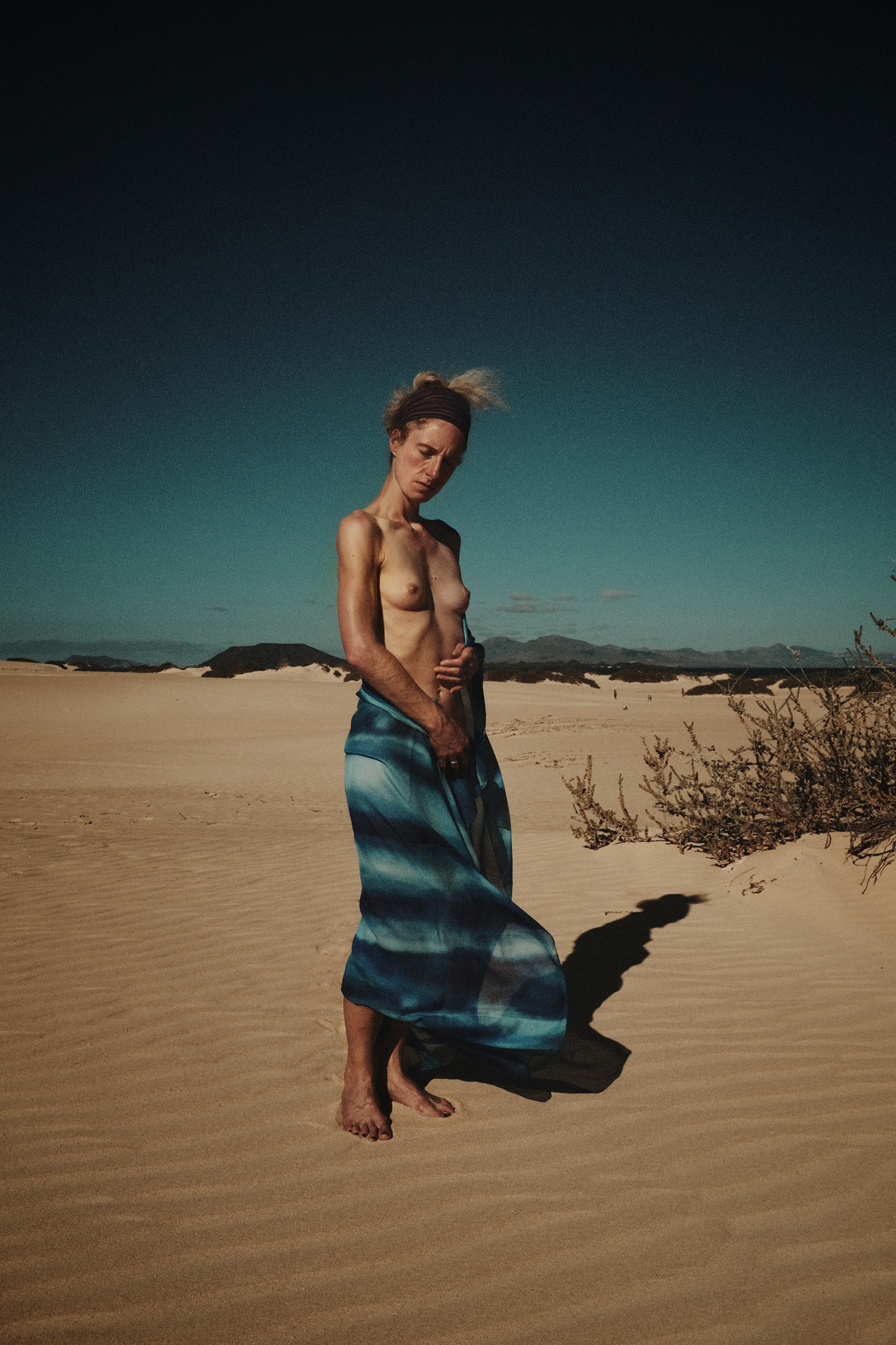 Portrait einer unbekleideten Frau in den Dünen von Corralejo, Fuerteventura