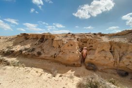 Bild einer unbekleideten Frau, zwischen den Felsen stehend, im Barranco de los Enamorados, Fuerteventura