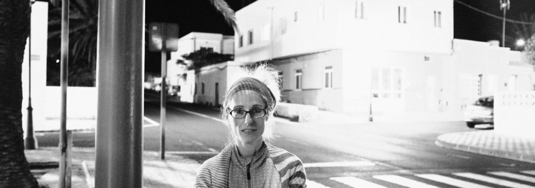 Portrait am Abend von einer Frau in den Straßen von Antigua, Fuerteventura