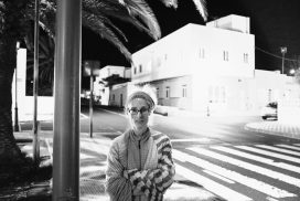 Portrait am Abend von einer Frau in den Straßen von Antigua, Fuerteventura